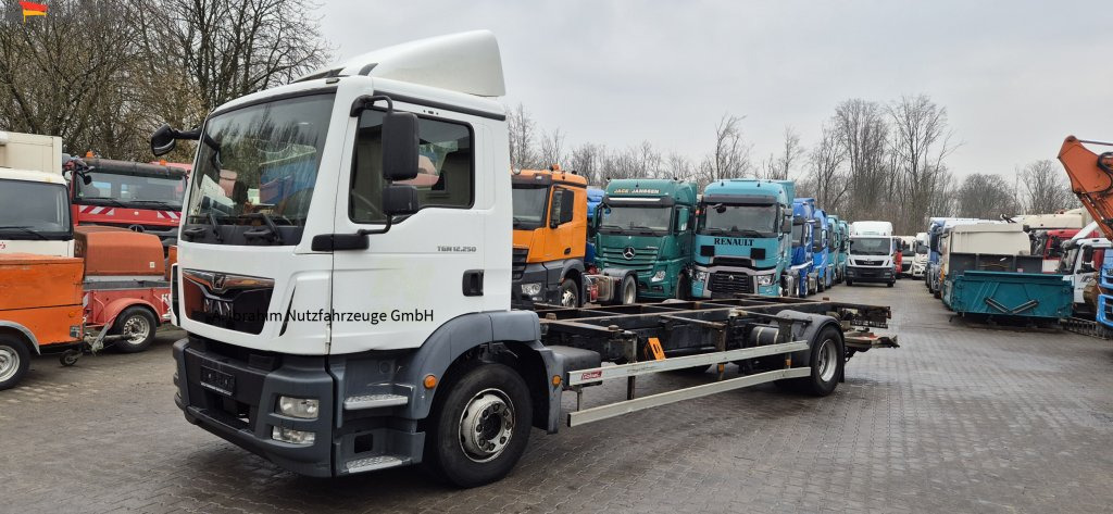 MAN 12.250 LBW 1500 kg Dehollandia - Camião transportador de contêineres/ Caixa móvel: foto 1 MAN 12.250 LBW 1500 kg Dehollandia - Camião transportador de contêineres/ Caixa móvel: foto 1