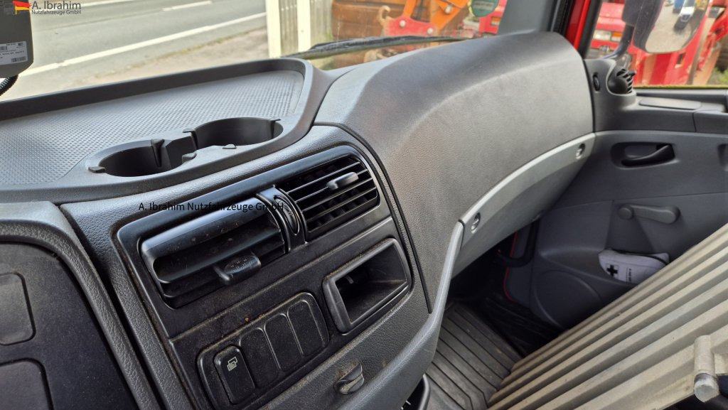 Mercedes-Benz 1222 Werkstattkoffer mit Regalsystem - Camião furgão: foto 4 Mercedes-Benz 1222 Werkstattkoffer mit Regalsystem - Camião furgão: foto 4