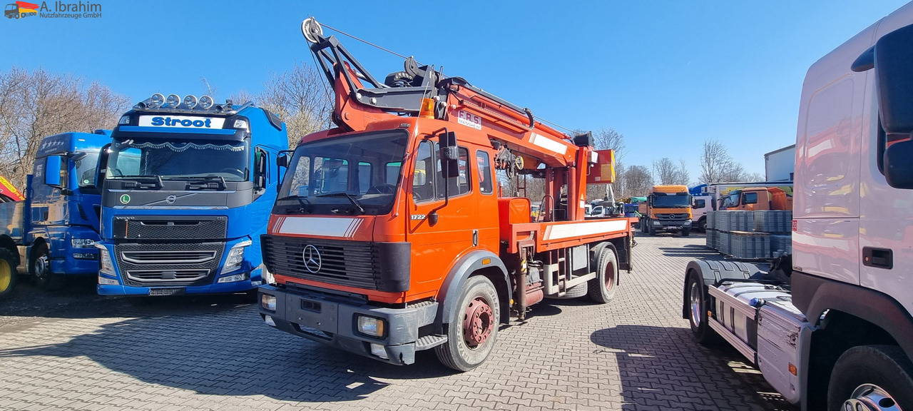 Mercedes-Benz 1722 Dachdeckerkran Cormach 30000 TECH, - Camião grua, Camião de caixa aberta/ Plataforma: foto 1 Mercedes-Benz 1722 Dachdeckerkran Cormach 30000 TECH, - Camião grua, Camião de caixa aberta/ Plataforma: foto 1