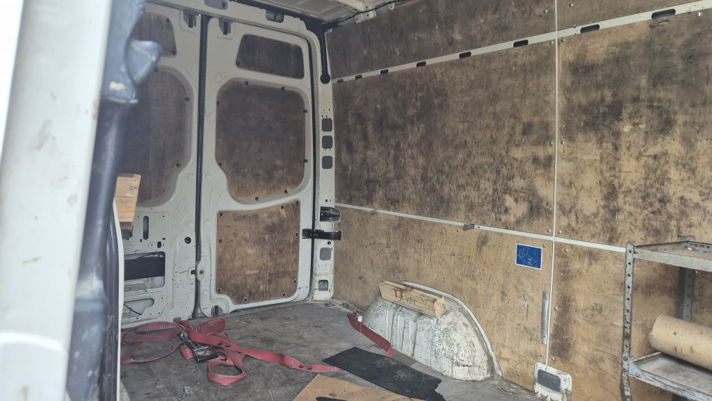 VW Crafter 2.5 Diesel Rost ja, technisch super, HU neu 01 2025 - Furgão: foto 5 VW Crafter 2.5 Diesel Rost ja, technisch super, HU neu 01 2025 - Furgão: foto 5