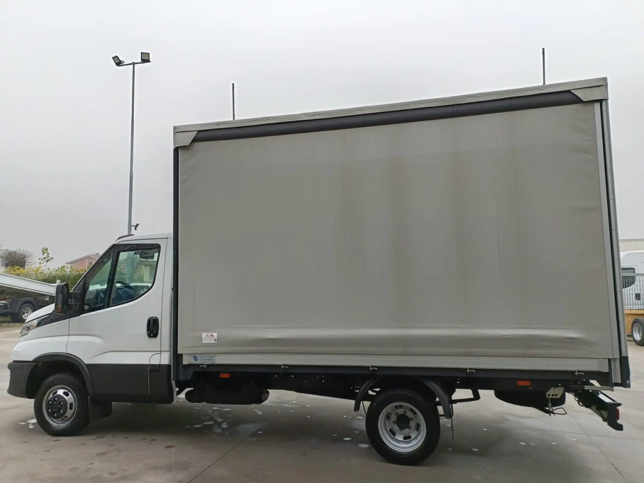 IVECO DAILY 35C16 3000 cc KM 0 - Carrinha de lona: foto 3 IVECO DAILY 35C16 3000 cc KM 0 - Carrinha de lona: foto 3