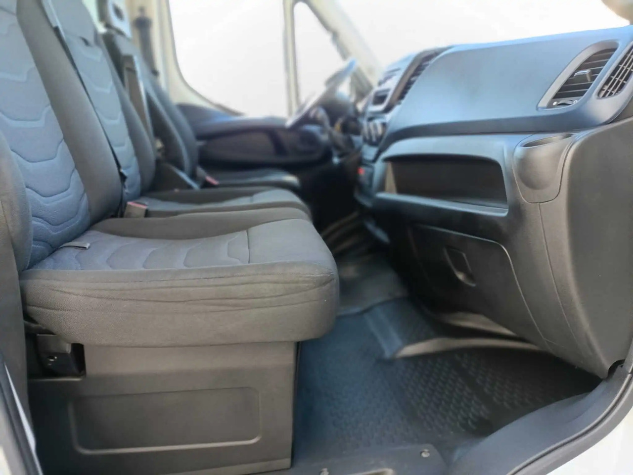 IVECO DAILY 60C18 RIBALTABILE CON GRU - Camião basculante: foto 4 IVECO DAILY 60C18 RIBALTABILE CON GRU - Camião basculante: foto 4