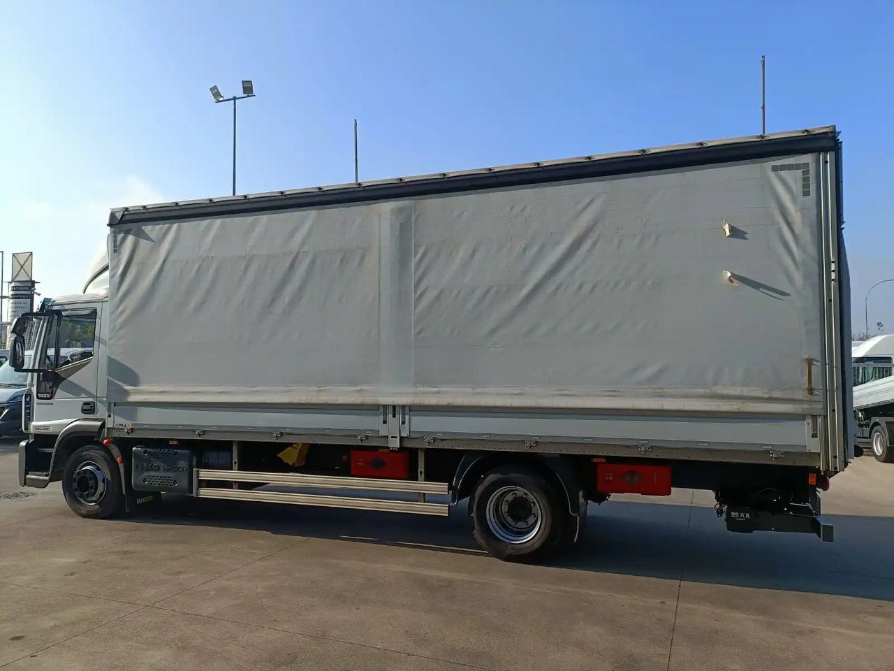 IVECO EUROCARGO 140E28P - Camião de lona: foto 5 IVECO EUROCARGO 140E28P - Camião de lona: foto 5