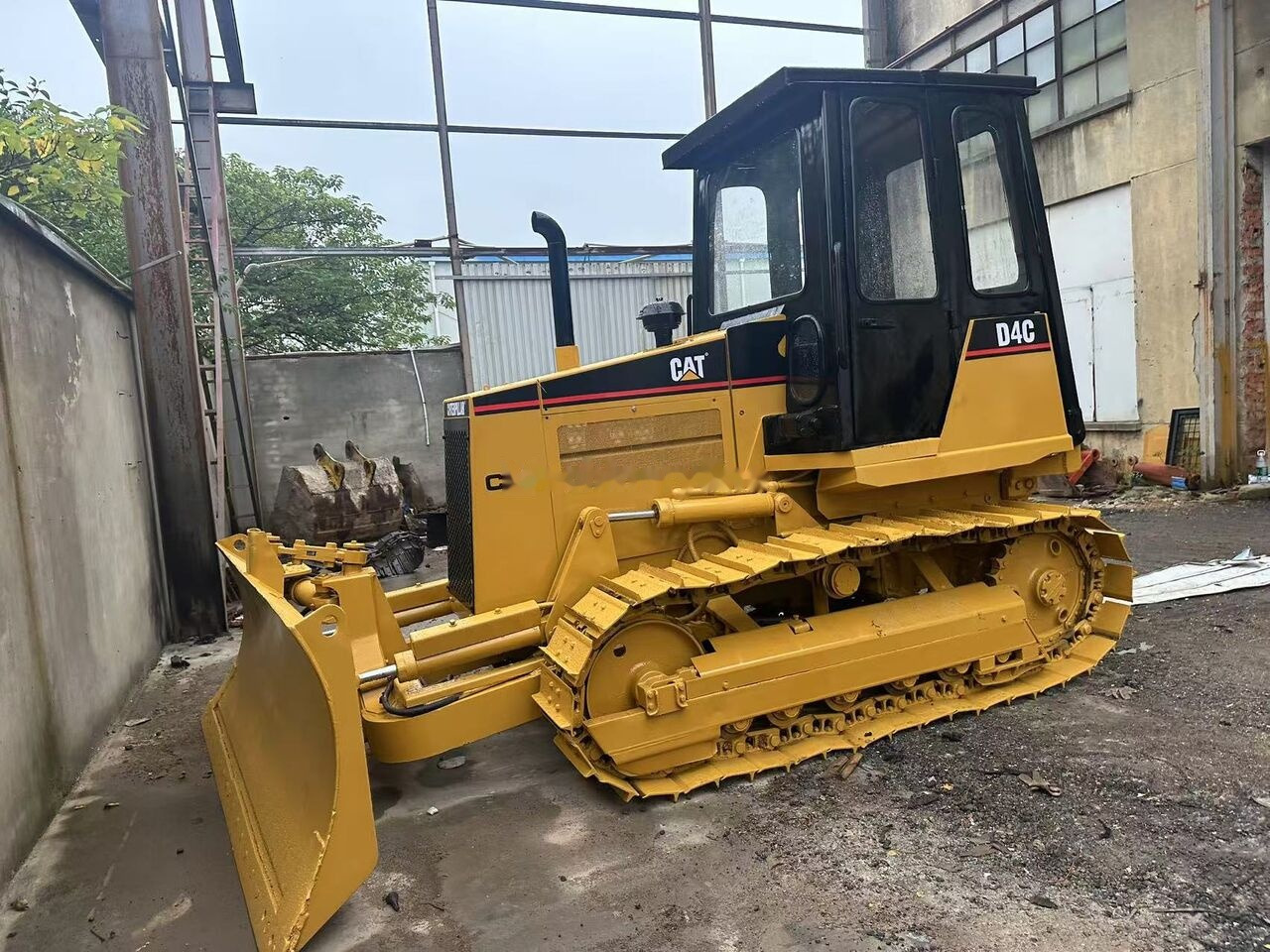 Caterpillar D4C - Buldôzer: foto 1 Caterpillar D4C - Buldôzer: foto 1