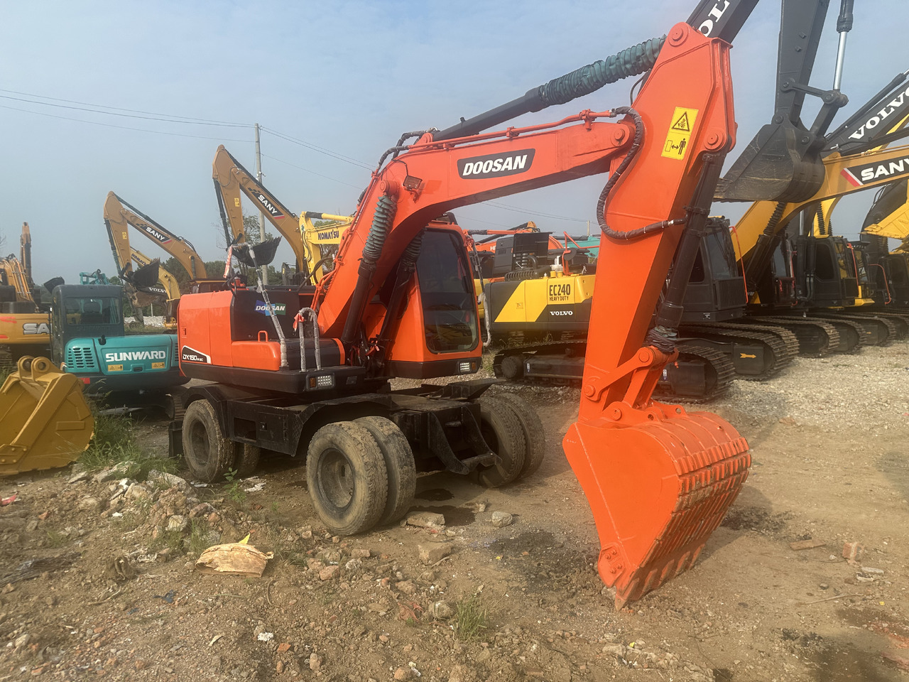 Doosan DX150W-9C - Escavadeira de rodas: foto 2 Doosan DX150W-9C - Escavadeira de rodas: foto 2
