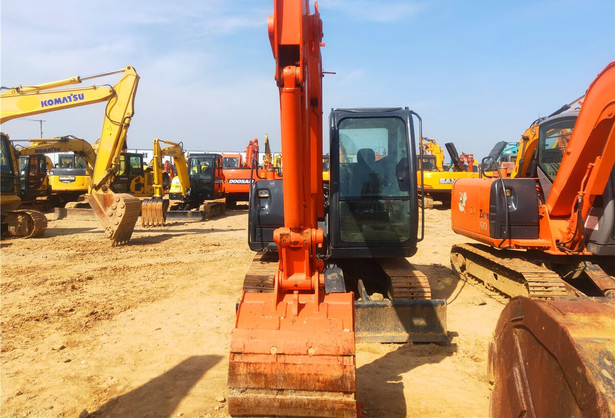 Mini escavadeira Hitachi ZX60: foto 7