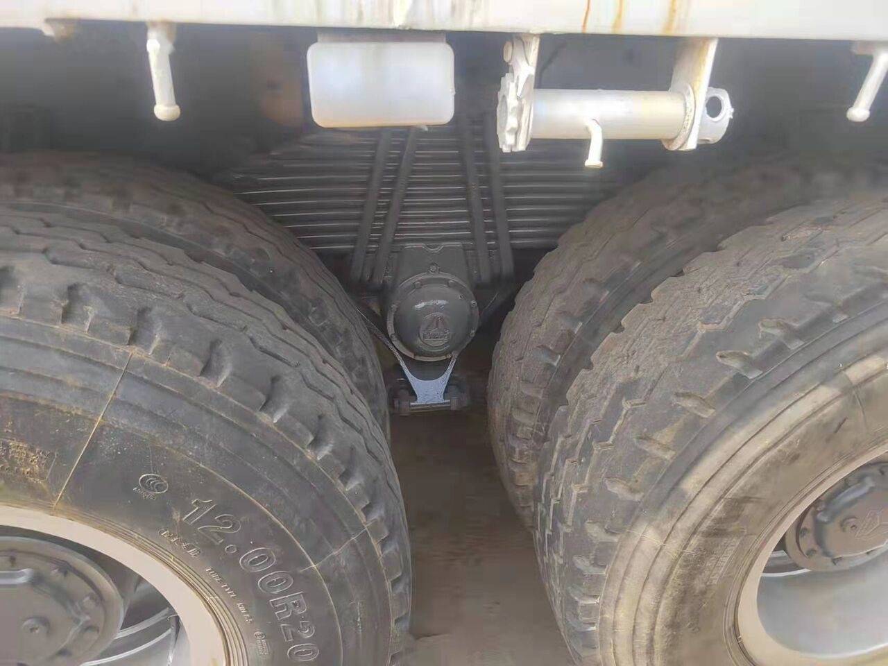 Howo 371 - Camião basculante, Camião grua: foto 4 Howo 371 - Camião basculante, Camião grua: foto 4