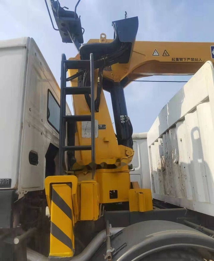 Howo 371 - Camião basculante, Camião grua: foto 2 Howo 371 - Camião basculante, Camião grua: foto 2