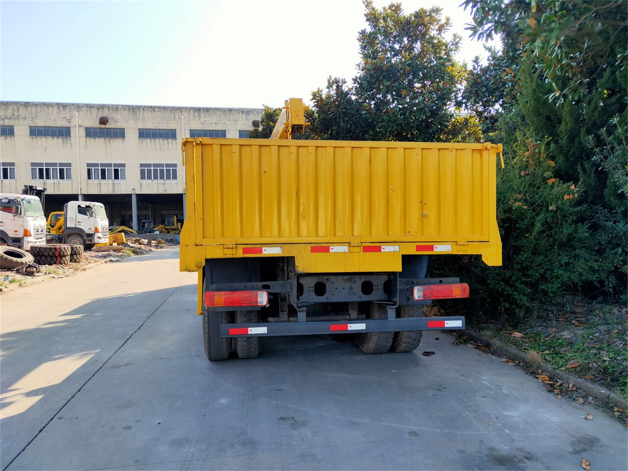 Howo 375 - Camião basculante, Camião grua: foto 2 Howo 375 - Camião basculante, Camião grua: foto 2