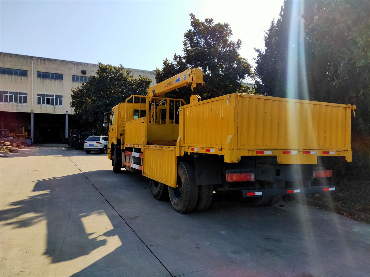 Howo 375 - Camião basculante, Camião grua: foto 1 Howo 375 - Camião basculante, Camião grua: foto 1