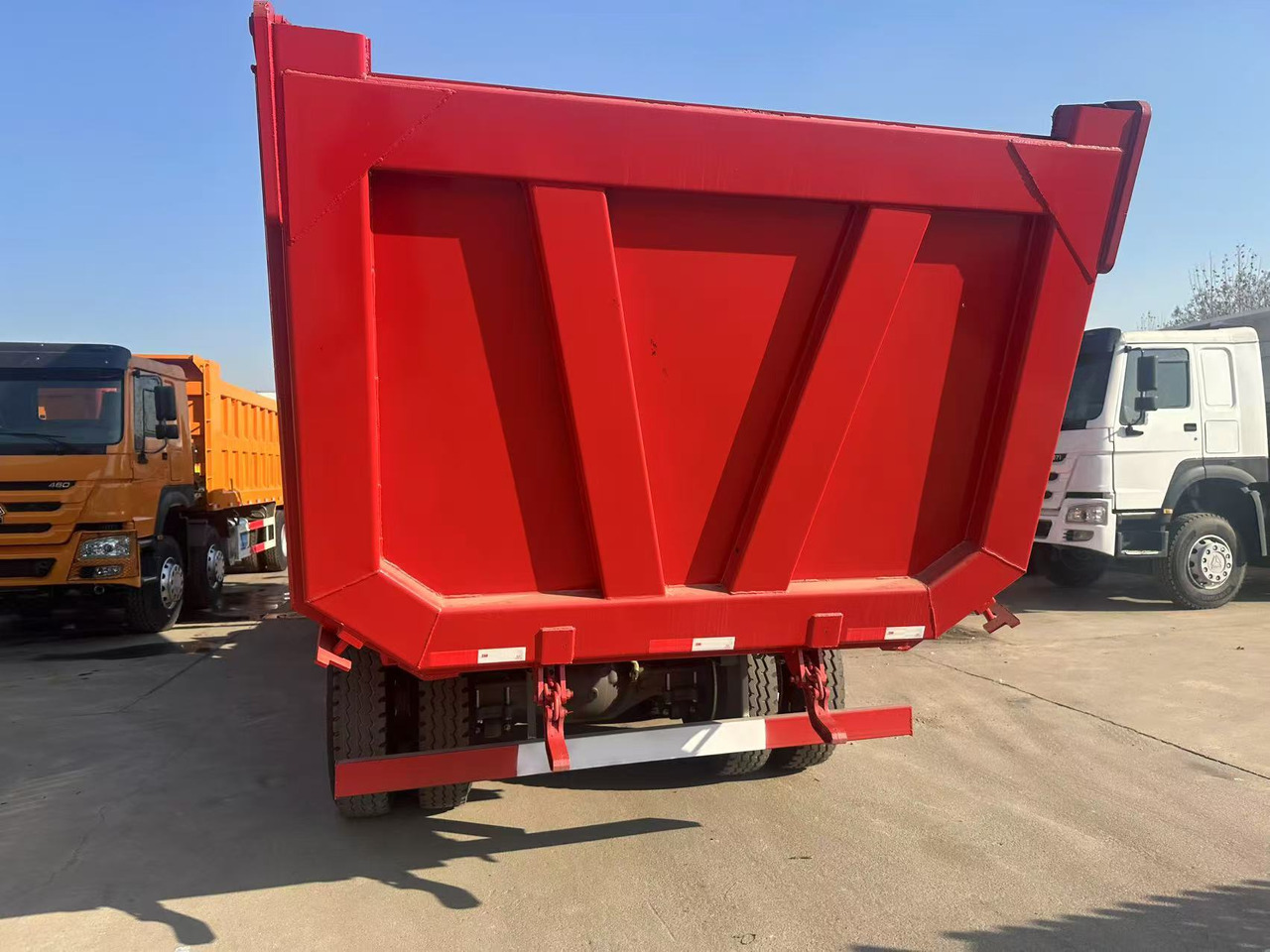 Howo HAOHAN DUMP TRUCK 8X4 - Camião basculante: foto 3 Howo HAOHAN DUMP TRUCK 8X4 - Camião basculante: foto 3