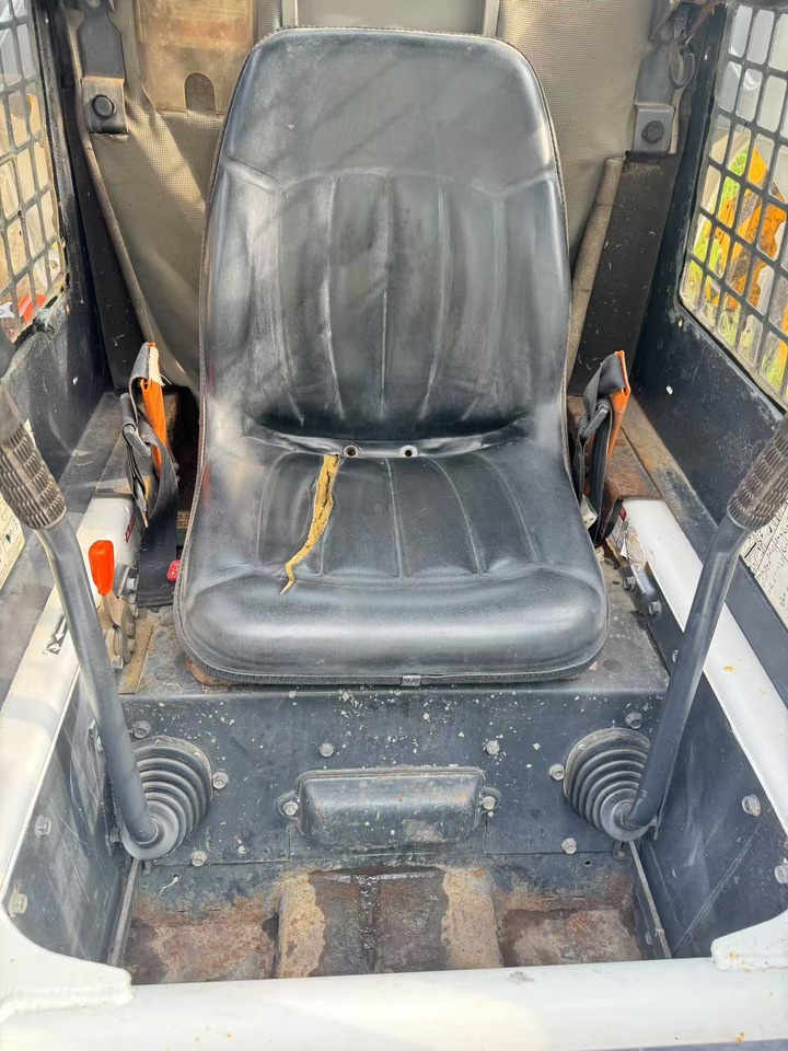 BOBCAT S300 - Retroescavadeira: foto 5 BOBCAT S300 - Retroescavadeira: foto 5