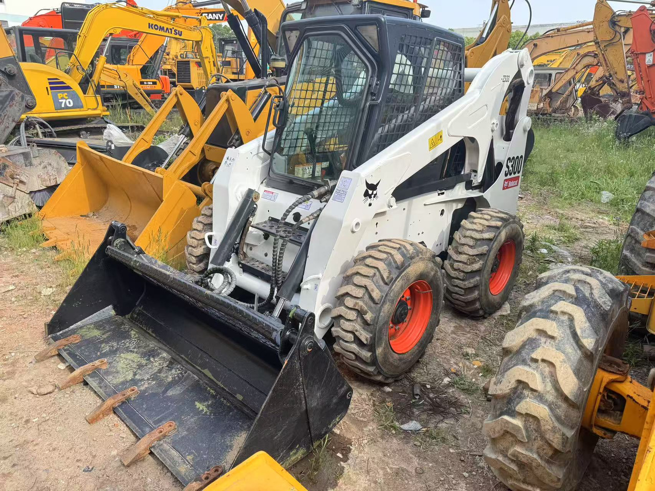 BOBCAT S300 - Retroescavadeira: foto 1 BOBCAT S300 - Retroescavadeira: foto 1