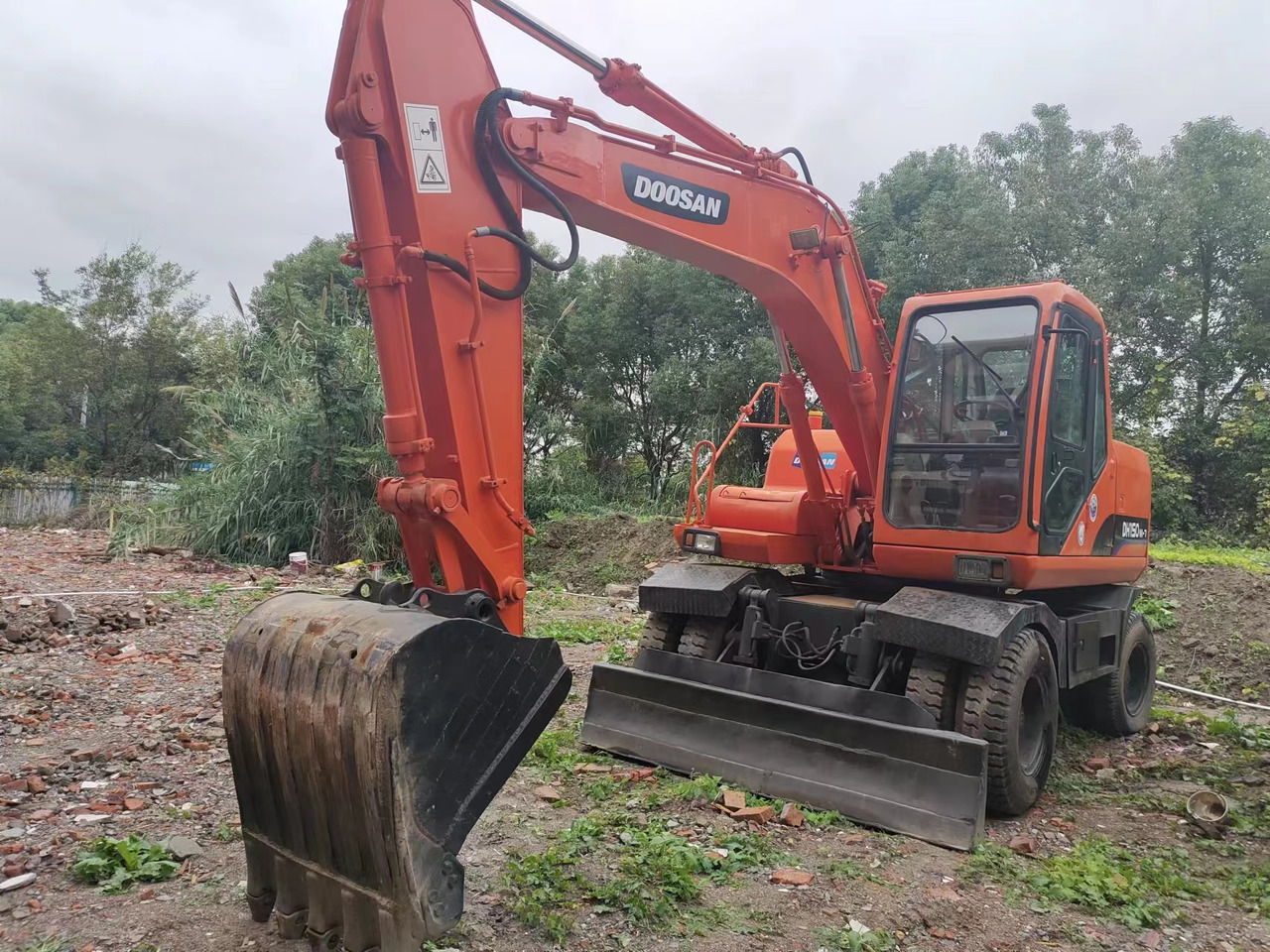 DOOSAN DH150W-7 - Escavadeira de rodas: foto 2 DOOSAN DH150W-7 - Escavadeira de rodas: foto 2