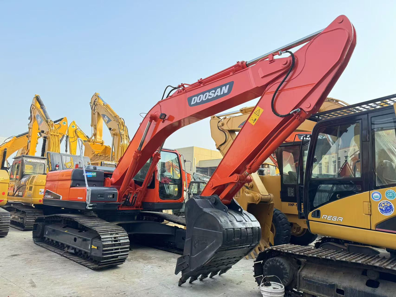 DOOSAN DX225 - Escavadora de rastos: foto 1 DOOSAN DX225 - Escavadora de rastos: foto 1