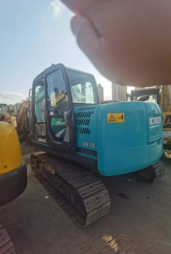 KOBELCO SK75 - Mini escavadeira: foto 4 KOBELCO SK75 - Mini escavadeira: foto 4