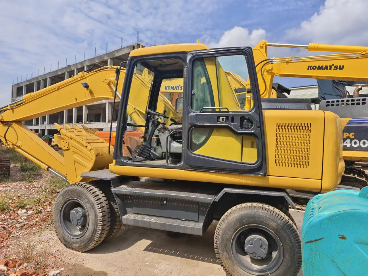 KOMATSU PW130 - Escavadeira de rodas: foto 1 KOMATSU PW130 - Escavadeira de rodas: foto 1