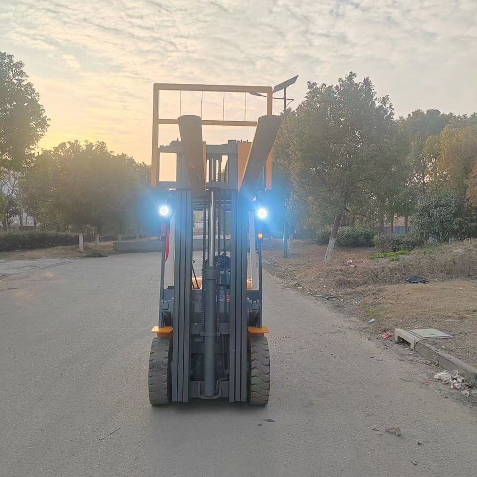 TCM FD30 diesel ISUZU engine forklift from Japan - Empilhador a diesel: foto 4 TCM FD30 diesel ISUZU engine forklift from Japan - Empilhador a diesel: foto 4