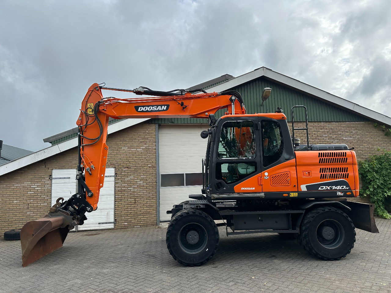 Doosan DX140W-5 - Escavadeira de rodas: foto 1 Doosan DX140W-5 - Escavadeira de rodas: foto 1