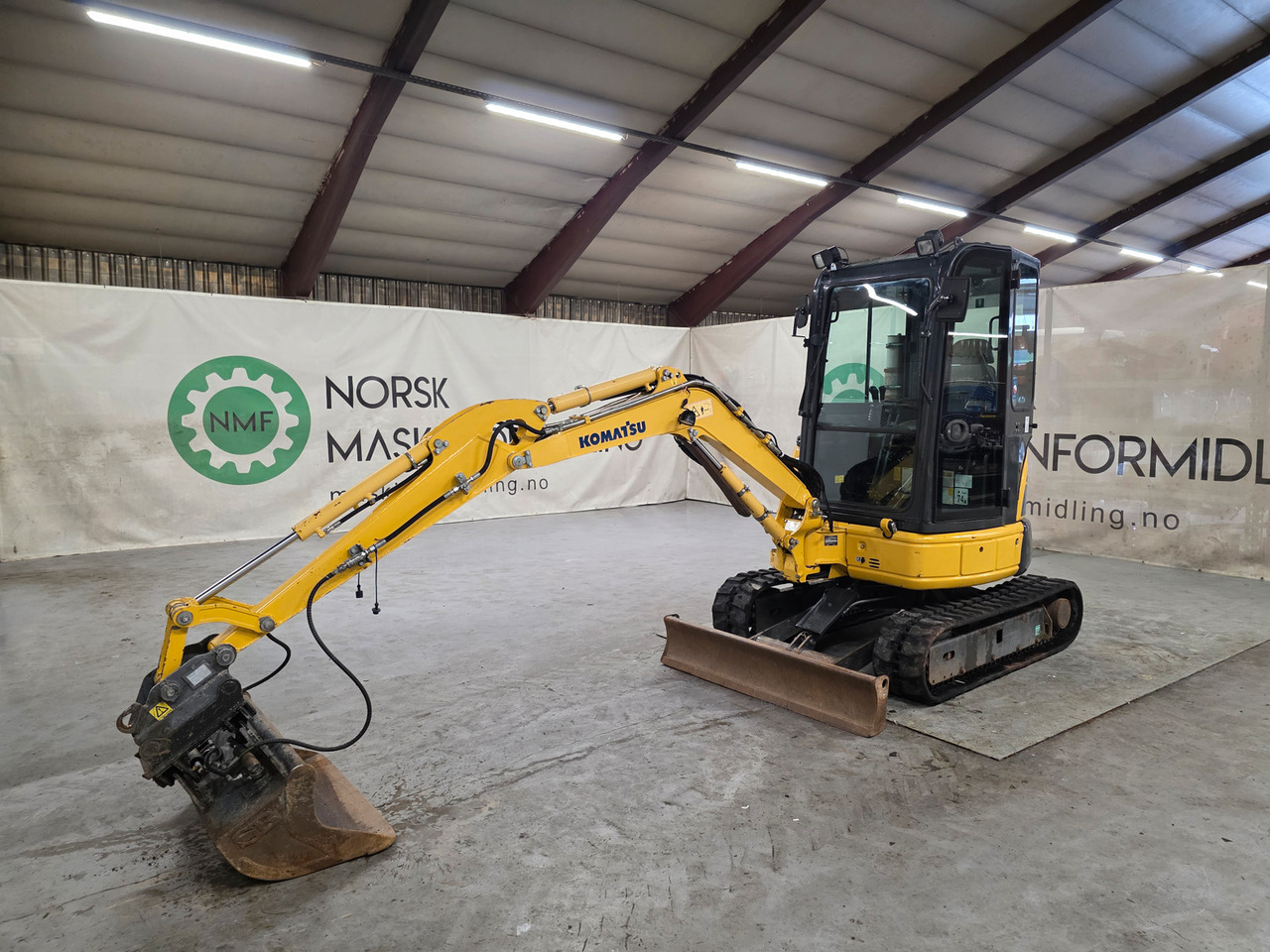 Komatsu PC26MR-3 - Mini escavadeira: foto 1 Komatsu PC26MR-3 - Mini escavadeira: foto 1