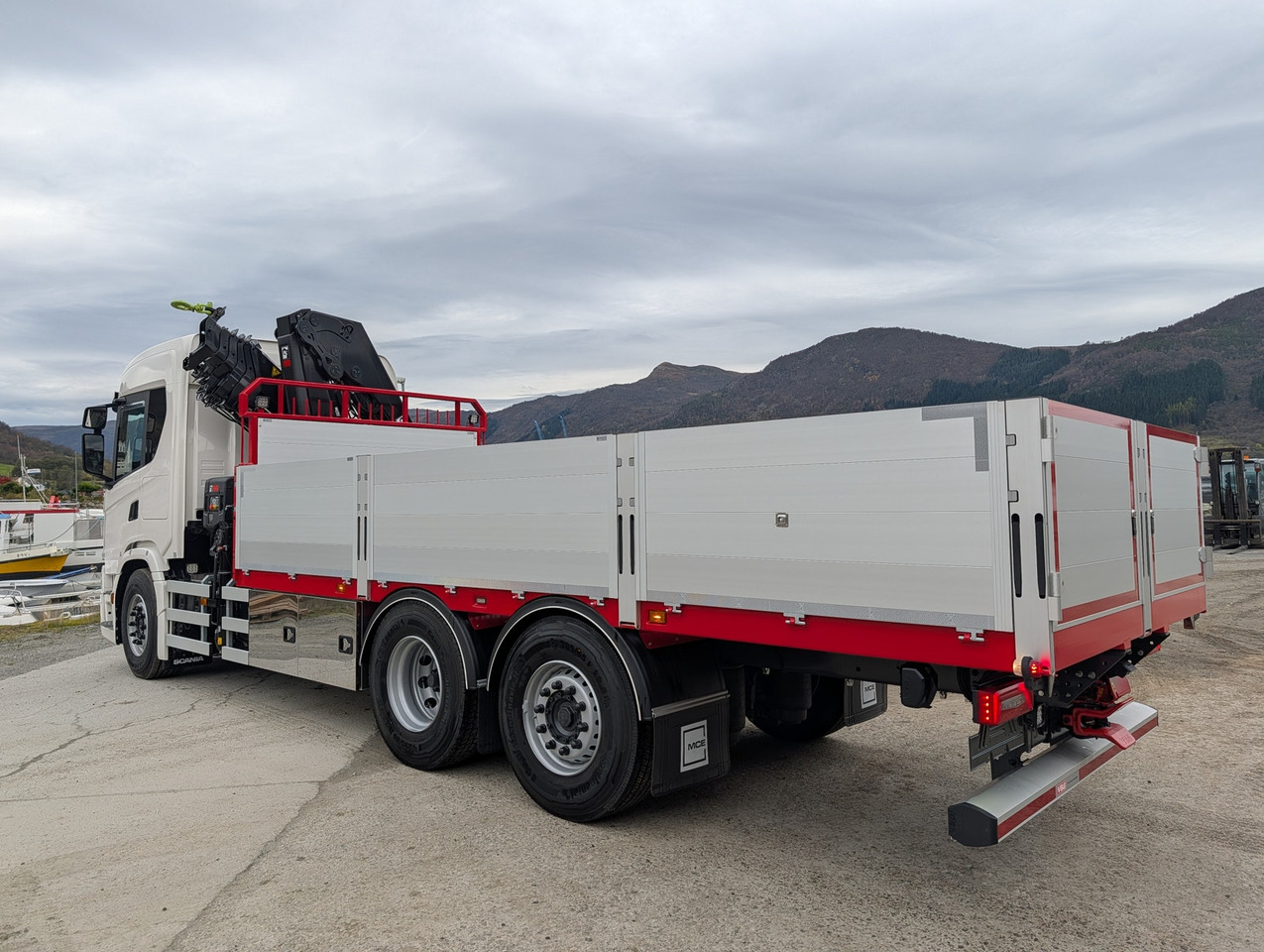 Scania G420 6x2 med HIAB 232-E5 Hipro og MCE påbygg - Camião de caixa aberta/ Plataforma, Camião grua: foto 4 Scania G420 6x2 med HIAB 232-E5 Hipro og MCE påbygg - Camião de caixa aberta/ Plataforma, Camião grua: foto 4