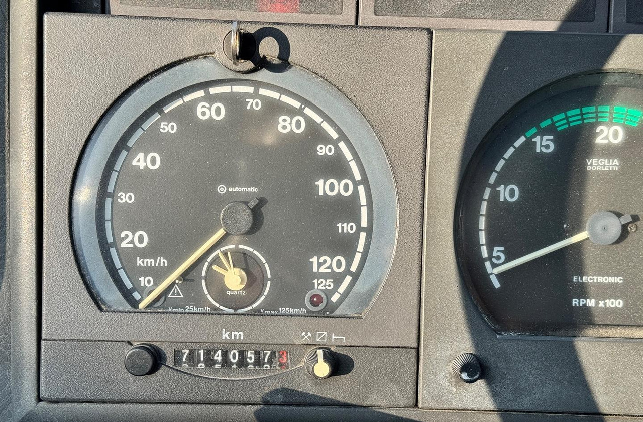 Iveco Eurocargo 150E23 con Gru HIAB - Camião de caixa aberta/ Plataforma, Camião grua: foto 3 Iveco Eurocargo 150E23 con Gru HIAB - Camião de caixa aberta/ Plataforma, Camião grua: foto 3