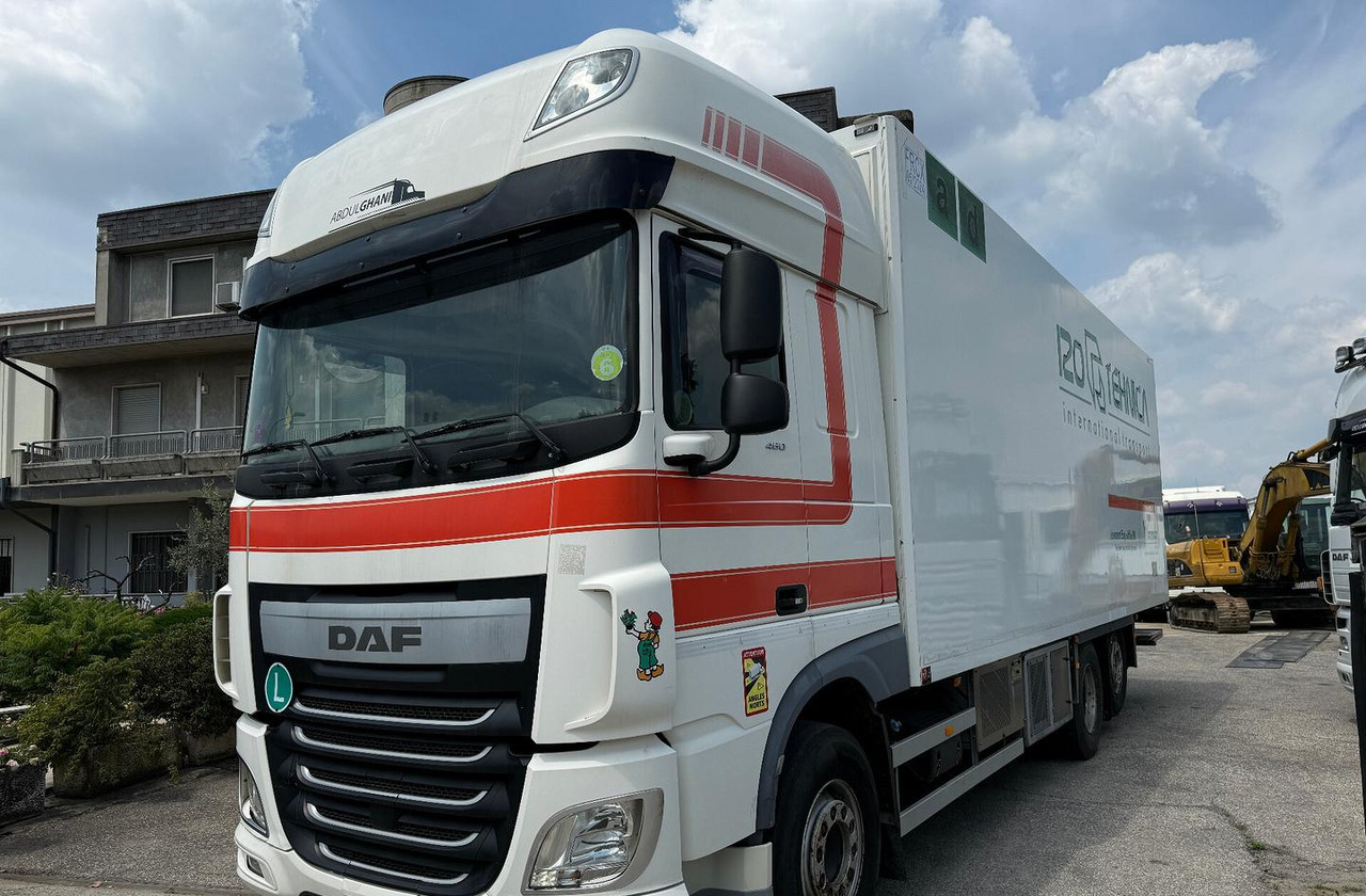 Motrice frigo DAF XF 105.460 con Sponda - Camião frigorífico: foto 2 Motrice frigo DAF XF 105.460 con Sponda - Camião frigorífico: foto 2