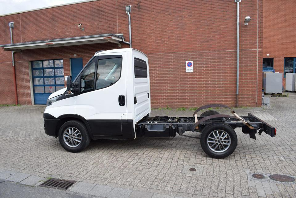 Iveco Daily 35 S21 3,0 Automatik Luftfederung Tempomat - Camião chassi, Veículo comercial: foto 3 Iveco Daily 35 S21 3,0 Automatik Luftfederung Tempomat - Camião chassi, Veículo comercial: foto 3