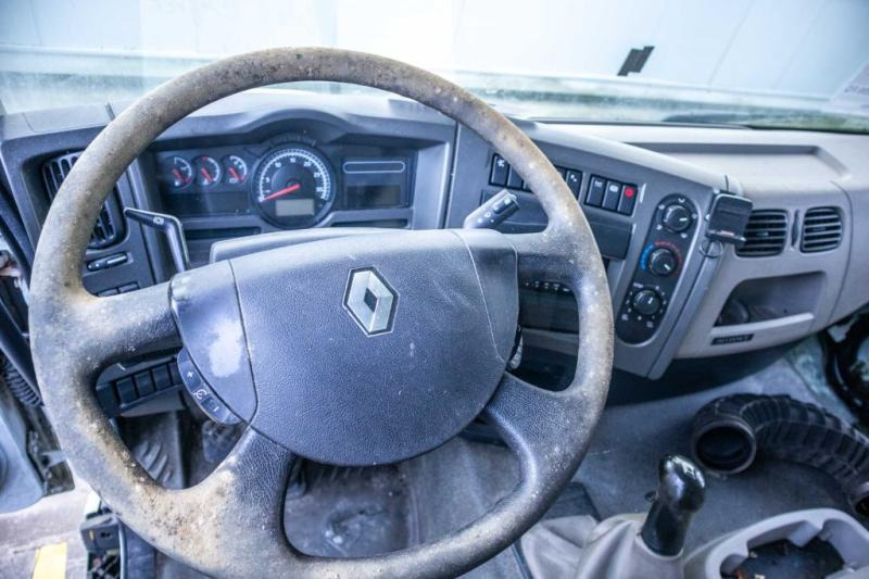 Fotografia de interior 2: Camião cisterna para transporte de alimentos Renault PREMIUM 320 DXI+CITERNE ALIMENTAIRE ( engine problem) Fotografia de interior 2: Camião cisterna para transporte de alimentos Renault PREMIUM 320 DXI+CITERNE ALIMENTAIRE ( engine problem)