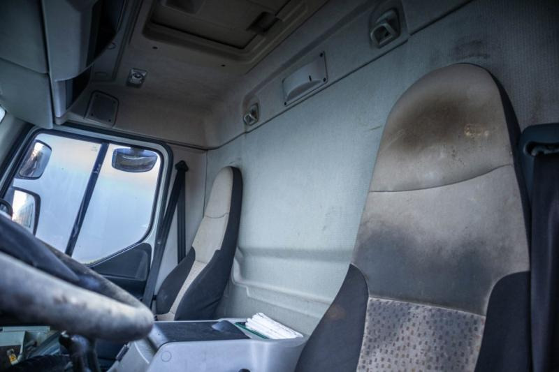 Camião cisterna para transporte de alimentos Renault PREMIUM 320 DXI+CITERNE ALIMENTAIRE ( engine problem): foto 7 Camião cisterna para transporte de alimentos Renault PREMIUM 320 DXI+CITERNE ALIMENTAIRE ( engine problem): foto 7