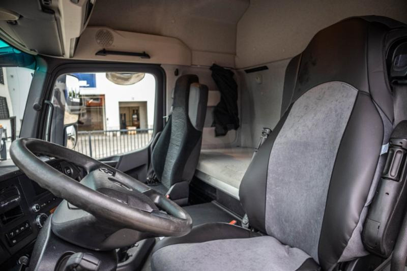 Fotografia de interior 1: Tractor Mercedes AROCS 1846 LS (No Actros)