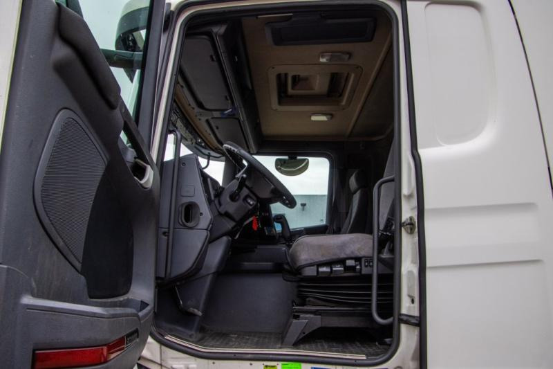 Fotografia de interior 1: Tractor Scania G 340 (LNG GAS) Fotografia de interior 1: Tractor Scania G 340 (LNG GAS)