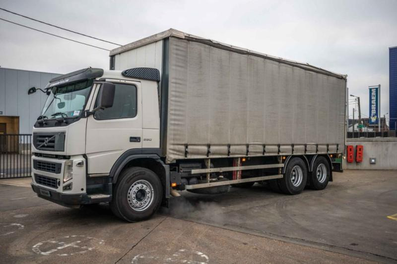 Volvo FM 330+10 pneus/tires-intarder - Camião de lona: foto 1 Volvo FM 330+10 pneus/tires-intarder - Camião de lona: foto 1