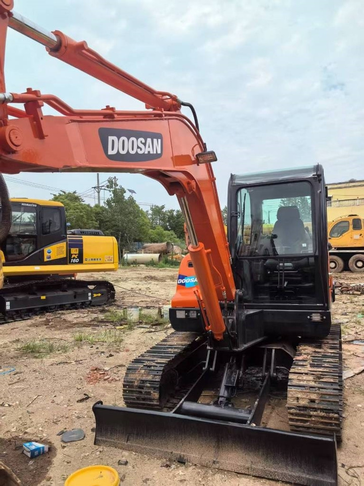Doosan DX 60 - Escavadora de rastos: foto 1 Doosan DX 60 - Escavadora de rastos: foto 1