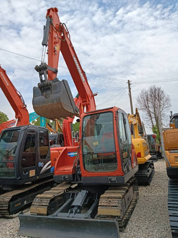 Doosan DX 75 - Escavadora de rastos: foto 1 Doosan DX 75 - Escavadora de rastos: foto 1