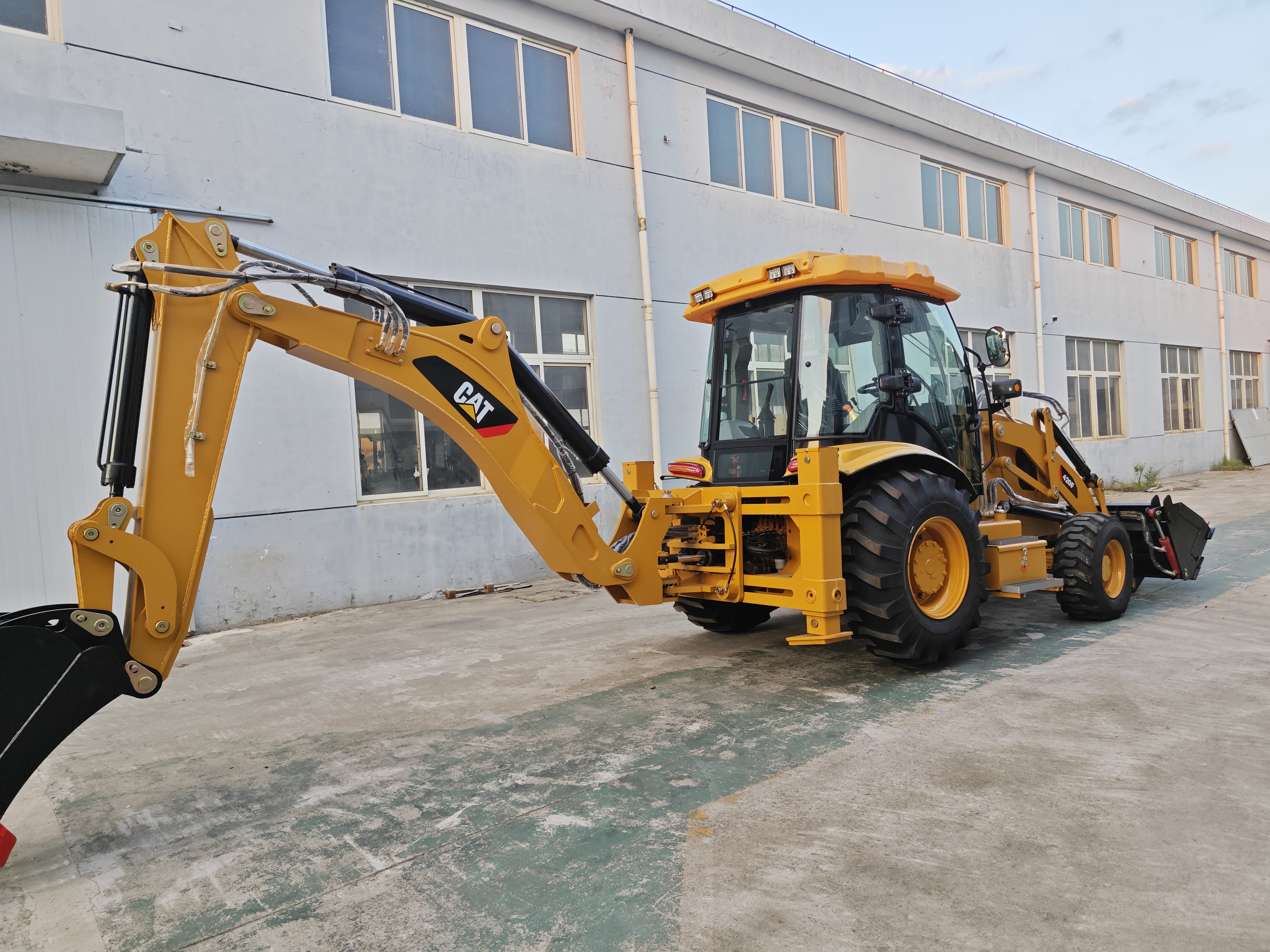 Caterpillar 420F used cat loader - Retroescavadeira: foto 4 Caterpillar 420F used cat loader - Retroescavadeira: foto 4