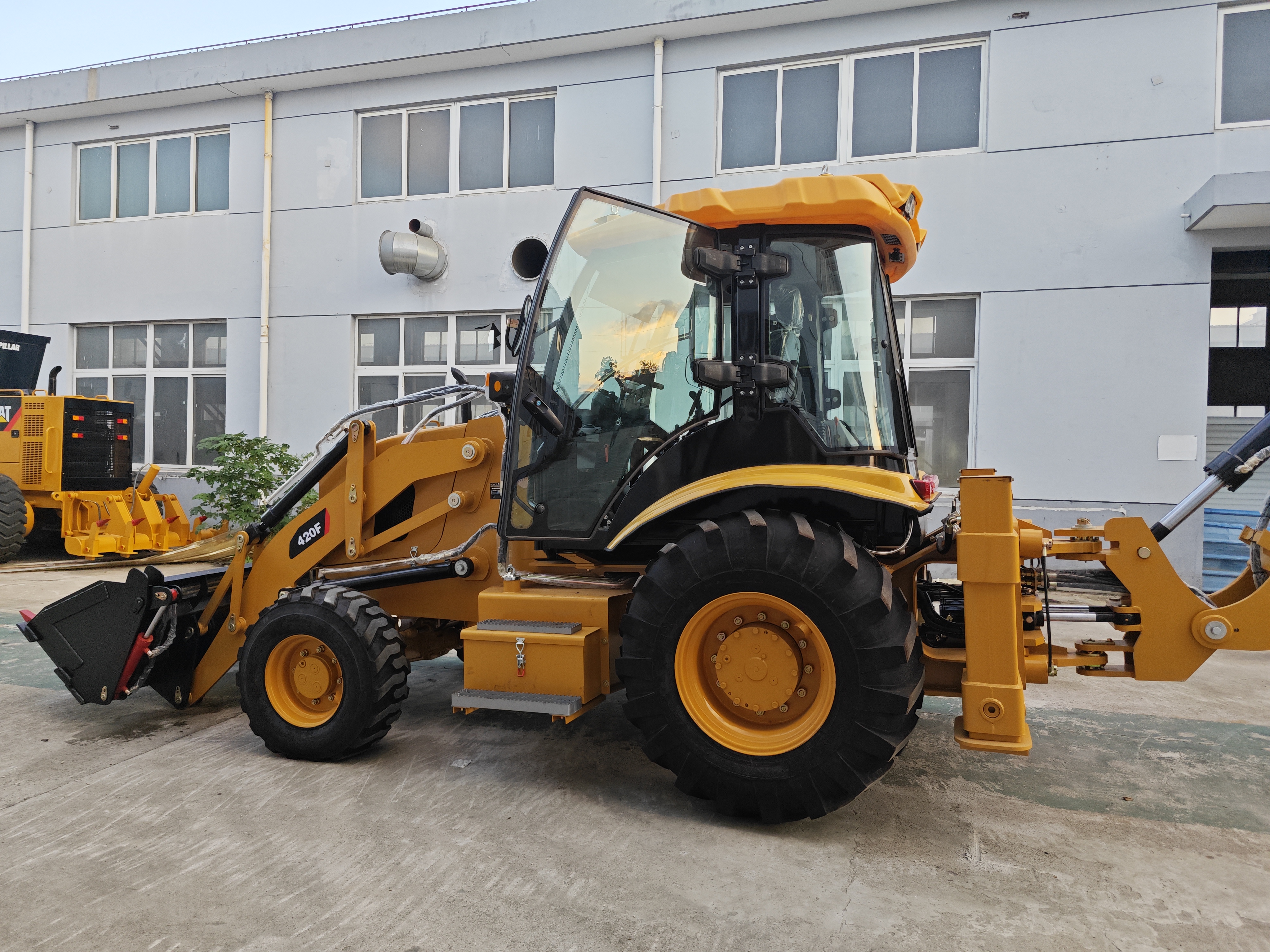 Caterpillar 420F used cat loader - Retroescavadeira: foto 1 Caterpillar 420F used cat loader - Retroescavadeira: foto 1