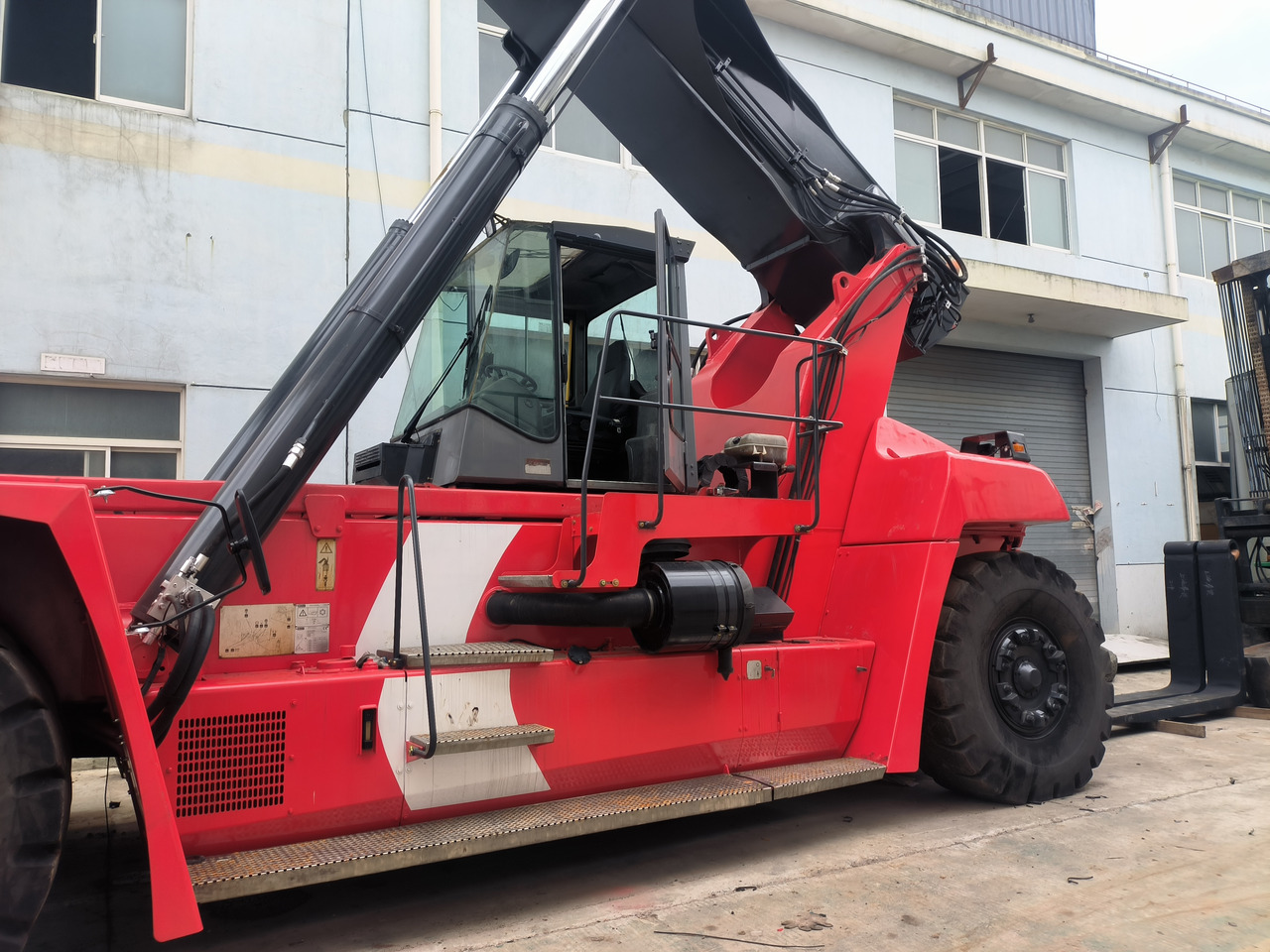 Kalmar DRF450 Used Reach stacker/Container forklift - Reachstacker porta contentores: foto 3 Kalmar DRF450 Used Reach stacker/Container forklift - Reachstacker porta contentores: foto 3