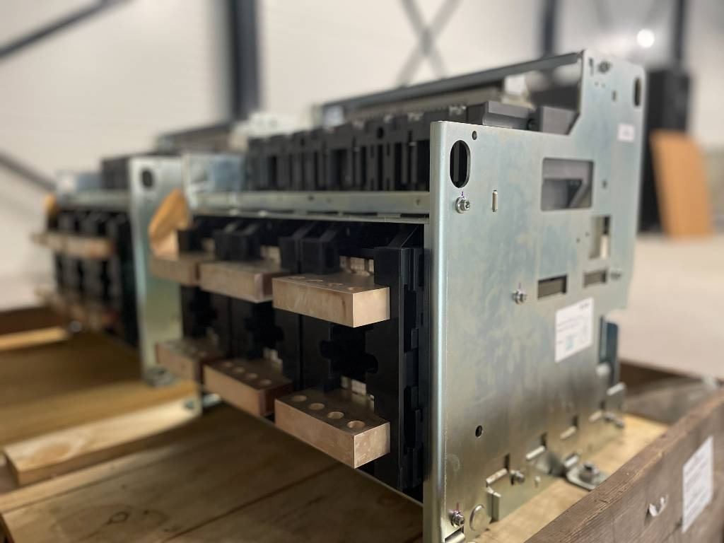 Mitsubishi Circuit breaker 2500A - AE2500-SW 3P - DPX-12648 - Máquina de construção: foto 3 Mitsubishi Circuit breaker 2500A - AE2500-SW 3P - DPX-12648 - Máquina de construção: foto 3