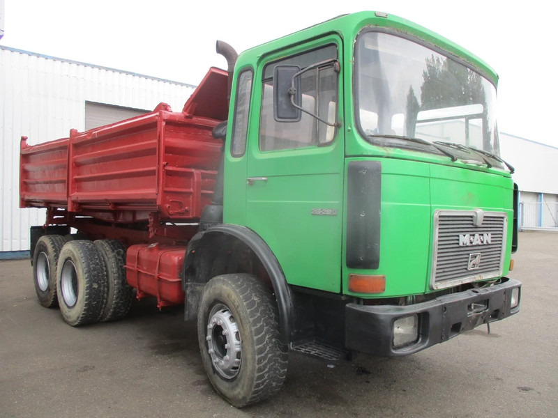 MAN 26.280 , Manual , 6x4 , 3 Way Tipper , Spring suspension - Camião basculante: foto 4 MAN 26.280 , Manual , 6x4 , 3 Way Tipper , Spring suspension - Camião basculante: foto 4