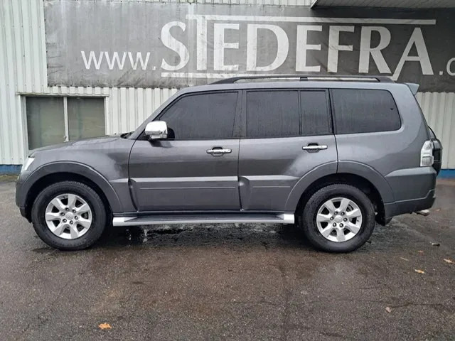 Mitsubishi Pajero GLS 3.5 - V6 , 4x4 , 7 Pers., Full Option - Automóvel: foto 2 Mitsubishi Pajero GLS 3.5 - V6 , 4x4 , 7 Pers., Full Option - Automóvel: foto 2