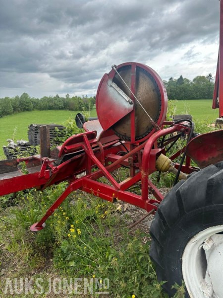 1973/1974 McCormick 434 med Dalen 1254 vedmaskin - Trator: foto 5 1973/1974 McCormick 434 med Dalen 1254 vedmaskin - Trator: foto 5