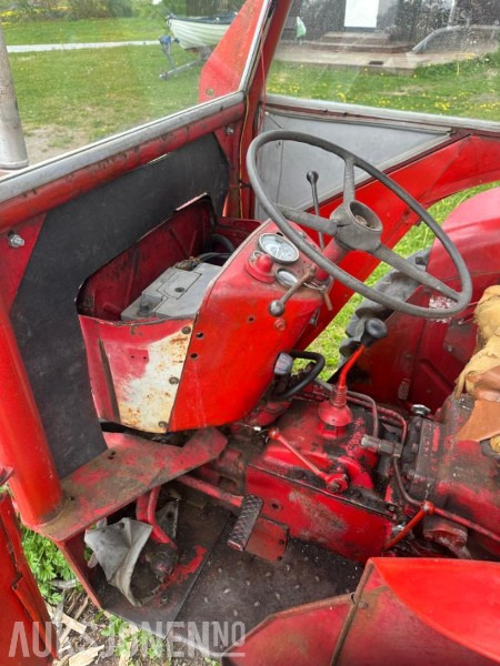 1973/1974 McCormick 434 med Dalen 1254 vedmaskin - Trator: foto 3 1973/1974 McCormick 434 med Dalen 1254 vedmaskin - Trator: foto 3