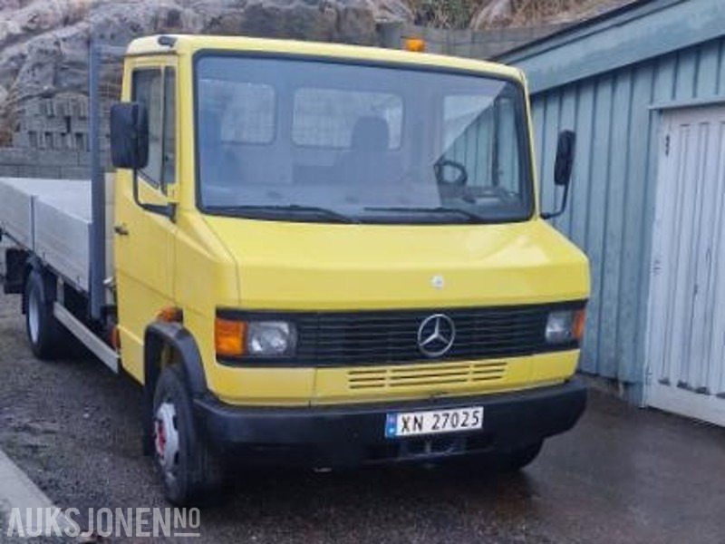 1994 Mercedes-Benz vario 611D lav km stand 9000km med kran - Camião de caixa aberta/ Plataforma: foto 2 1994 Mercedes-Benz vario 611D lav km stand 9000km med kran - Camião de caixa aberta/ Plataforma: foto 2