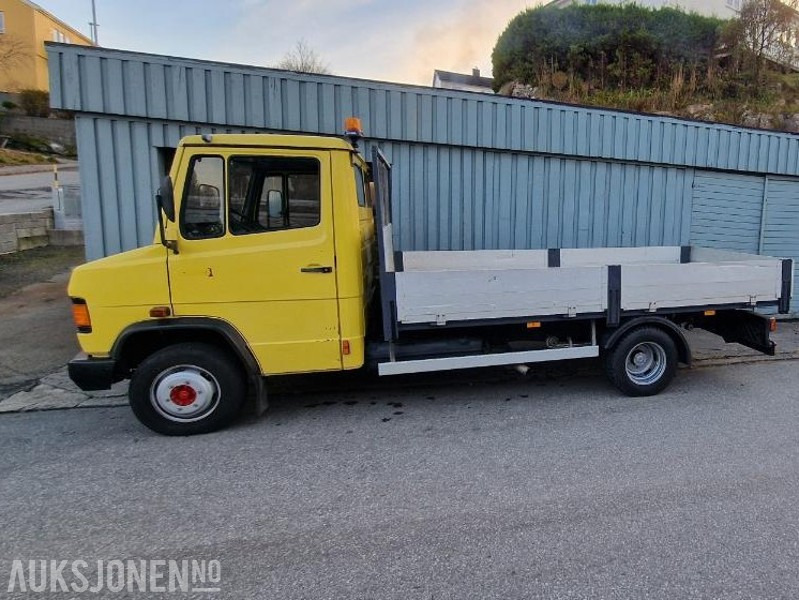 1994 Mercedes-Benz vario 611D lav km stand 9000km med kran - Camião de caixa aberta/ Plataforma: foto 1 1994 Mercedes-Benz vario 611D lav km stand 9000km med kran - Camião de caixa aberta/ Plataforma: foto 1