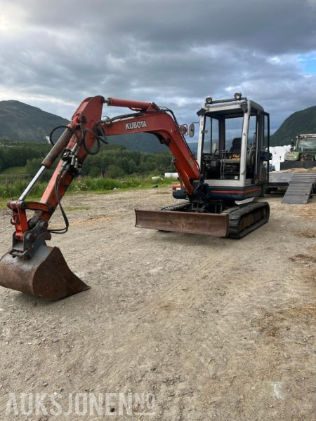 1997 Kubota KX 121-2 gravemaskin med 2 skuffer og klype - Escavadeira: foto 1 1997 Kubota KX 121-2 gravemaskin med 2 skuffer og klype - Escavadeira: foto 1