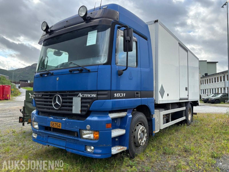1998 Mercedes-Benz Actros 1831 L/48 skapbil - Camião furgão: foto 1 1998 Mercedes-Benz Actros 1831 L/48 skapbil - Camião furgão: foto 1
