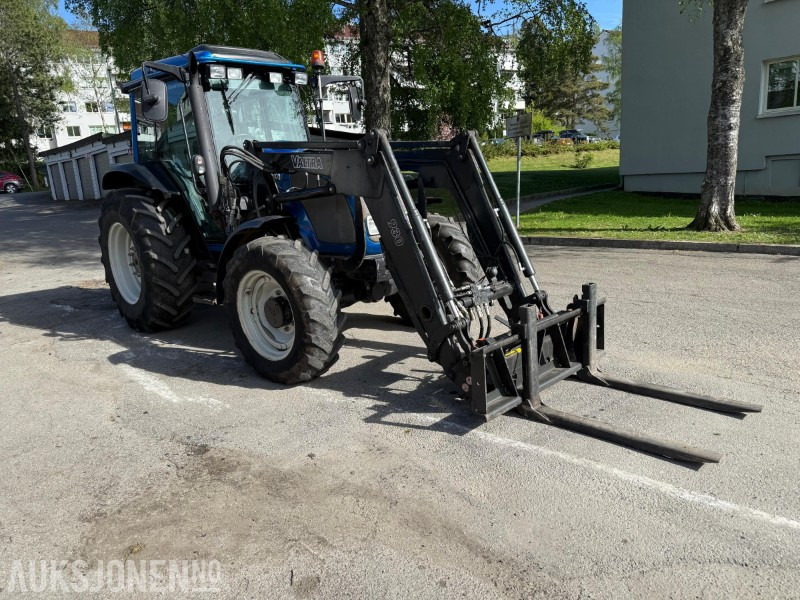 2005 Valtra A85 traktor med frontlaster, snøfres, snøskjær, gafler, skuffe, gruskasse og feieaggregat - Trator: foto 3 2005 Valtra A85 traktor med frontlaster, snøfres, snøskjær, gafler, skuffe, gruskasse og feieaggregat - Trator: foto 3