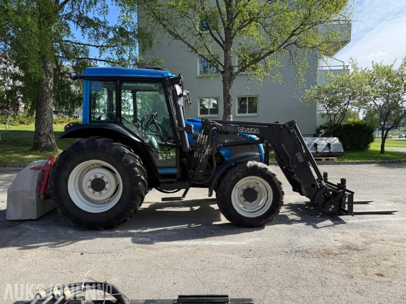 2005 Valtra A85 traktor med frontlaster, snøfres, snøskjær, gafler, skuffe, gruskasse og feieaggregat - Trator: foto 4 2005 Valtra A85 traktor med frontlaster, snøfres, snøskjær, gafler, skuffe, gruskasse og feieaggregat - Trator: foto 4
