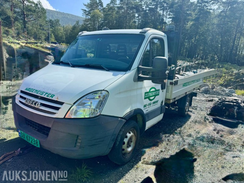 2007 Iveco 29L12 - Hengerfeste - Webasto - Km: 106000 - Camião de caixa aberta/ Plataforma: foto 1 2007 Iveco 29L12 - Hengerfeste - Webasto - Km: 106000 - Camião de caixa aberta/ Plataforma: foto 1